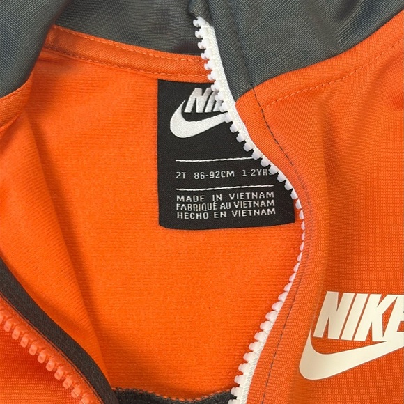 Nike - Full zip gender neutral toddler sports jacket. Size 2 - Picture 2 of 3